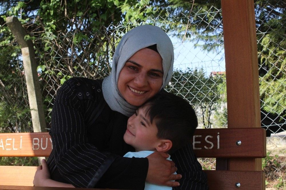 (Özel) Konuşamayan Oğlu İçin Çareyi Son Umut Olarak Geldiği Türkiyede Buldu
