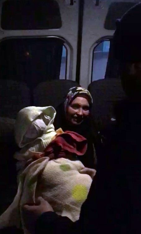 (Özel) Kumaşlardan Yaptığı Sahte Bebekle Dilenen Dilenci Kıskıvrak Yakalandı