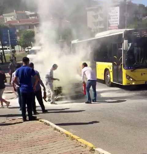 (Özel) Lüks Otomobilin Yol Ortasında Yandığı Anlar 