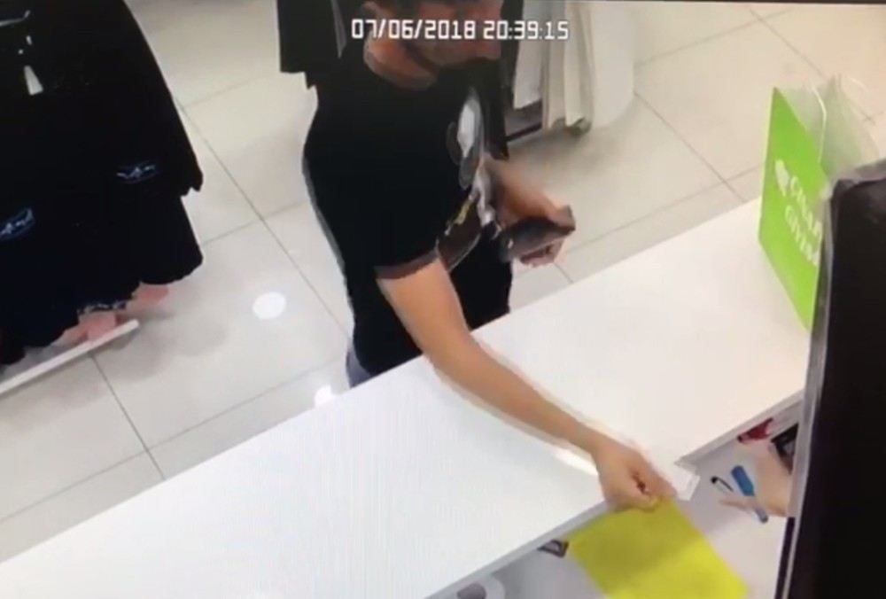 (Özel) Mağazaya Dadanan Tırnakçı Kadın Çalışanı 100 Tl Dolandırdı