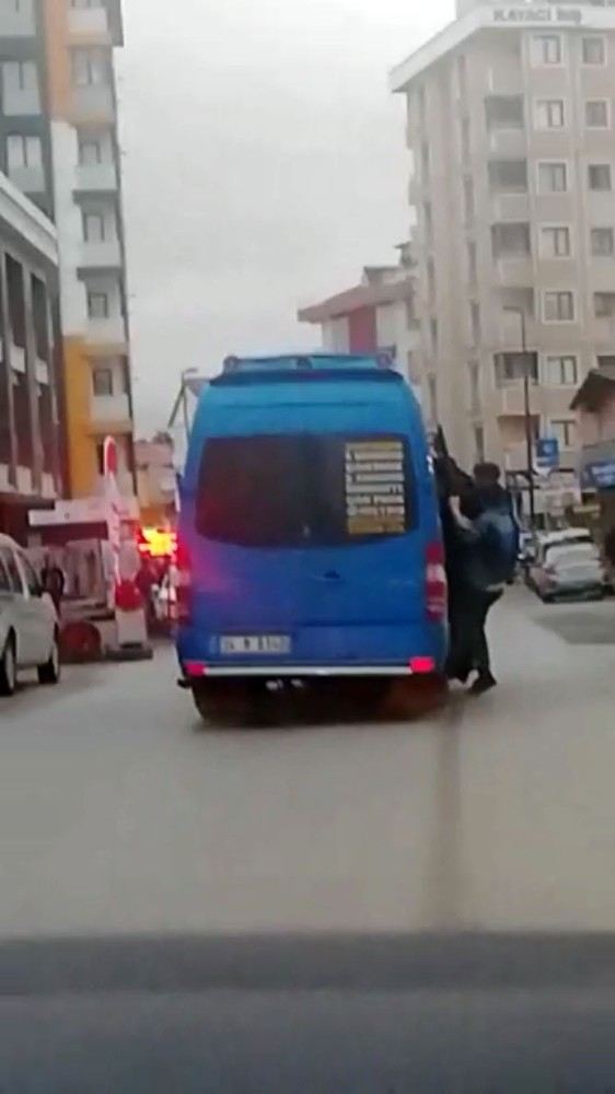 (Özel) Minibüsün Kapısından Sarkarak Yapılan Tehlikeli Yolculuk Kamerada