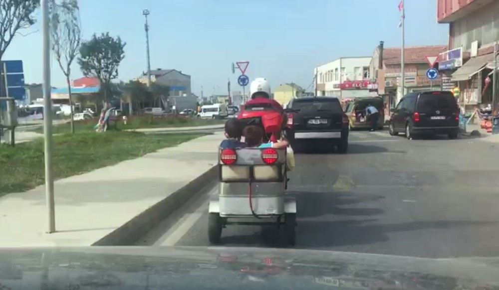 (Özel) Motosiklet Kasasında Çocukları Taşıdı, Kendi Kask Taktı