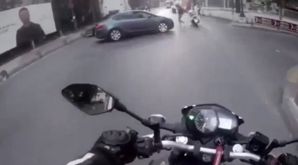 (Özel) Motosiklet Sürücüsü Otomobile Çarpmaktan Son Anda Kurtuldu