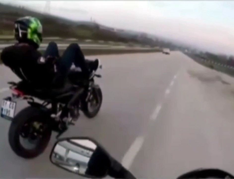 (Özel) Motosikletli Maganda Hareketleri İle Adeta Ölüme Meydan Okudu