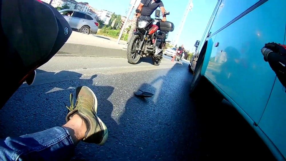 (Özel) Motosikletli, Otobüsün Altına Girmekten Kıl Payı Kurtuldu