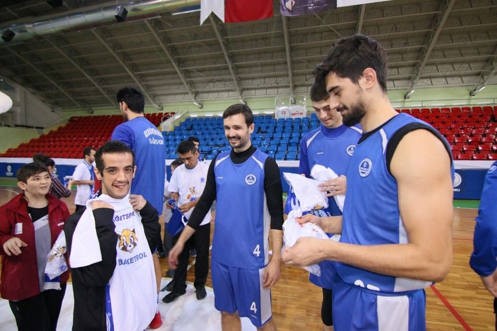 Özel Öğrenciler Kağıtsporun Basketbol Antrenmanında