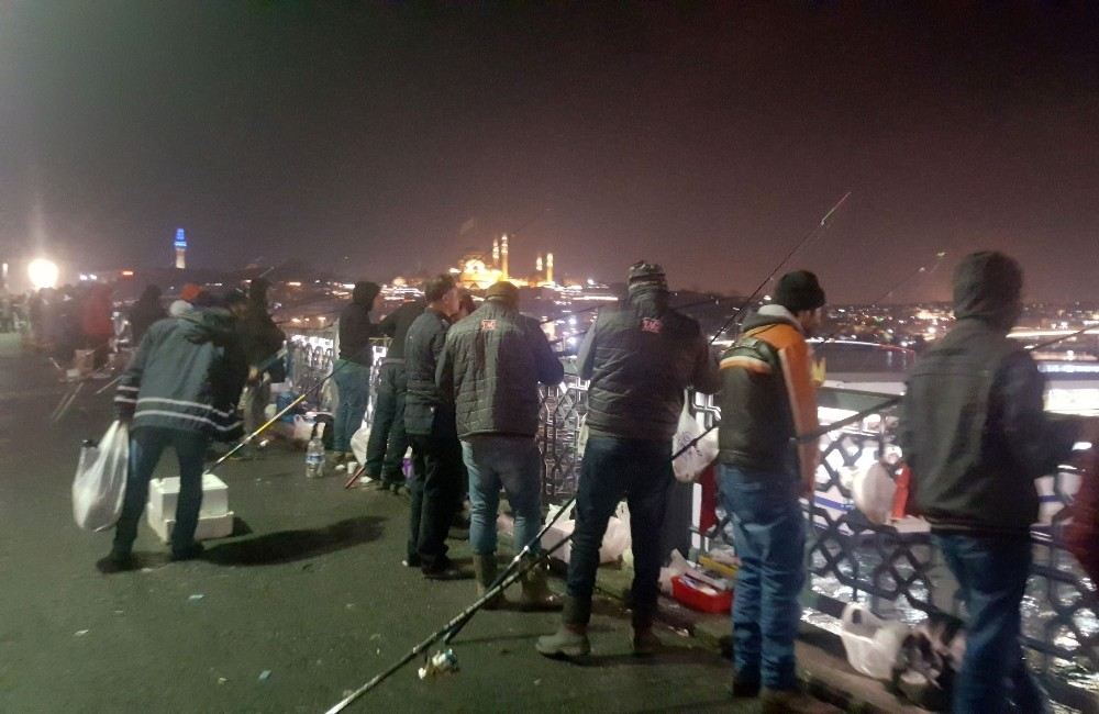 (Özel) Oltasını Alan Galata Köprüsüne Koştu