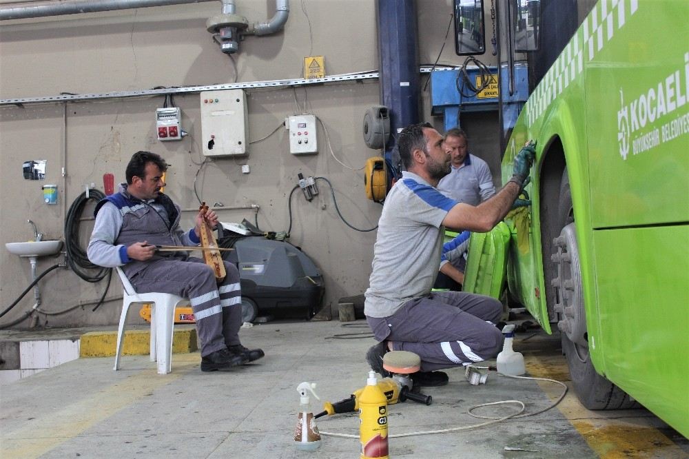 (Özel) Otobüsleri Temizlerken Kemençe Çalıp Şarkı Söylüyorlar