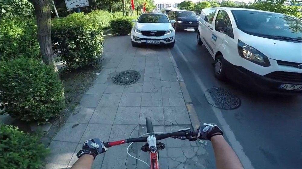 (Özel) Otomobilini Kaldırıma Park Eden Sürücü, Tepki Gösteren Bisikletlilerin Üzerine Yürüdü