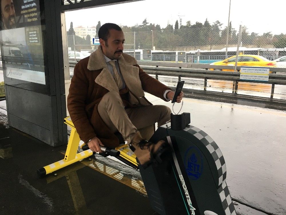 (Özel) Payitaht Abdülhamid Dizisi Oyuncusu, Metrobüs Durağındaki Bisikletli Şarj Aletiyle Telefonunu Şarj Etti