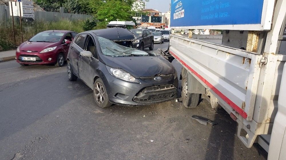 (Özel) Pendikde Kontrolden Çıkan Araç Kamyonete Çarptı: 2 Yaralı