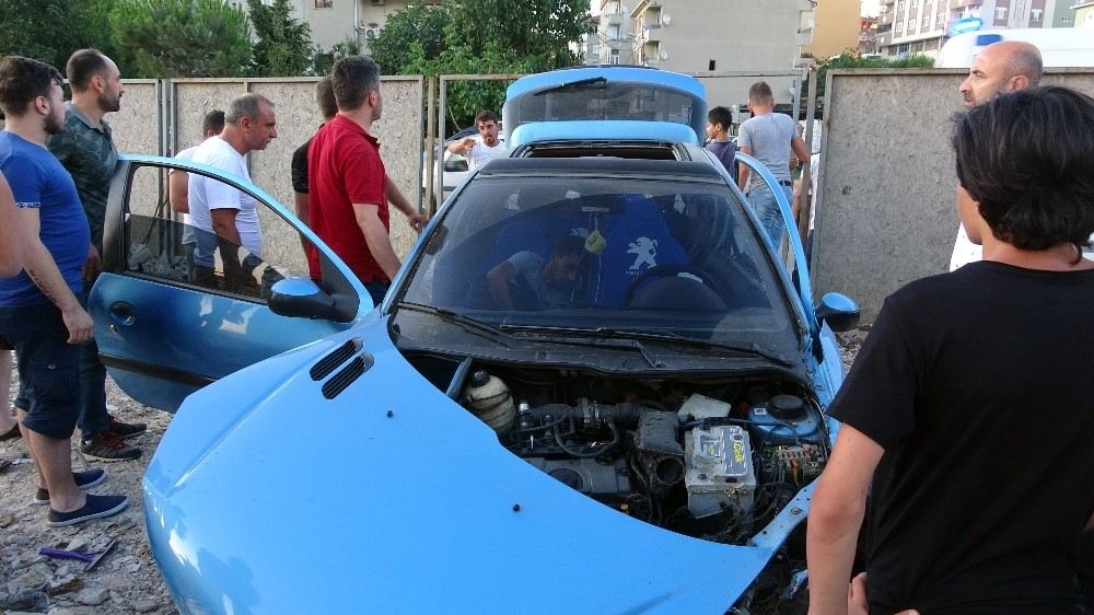 (Özel) Pendikte Beton Bariyerlere Çarpan Araç Takla Attı: 1 Yaralı