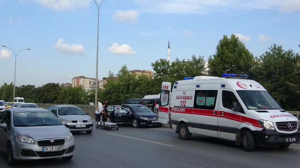 (Özel) Kontrolden Çıkan Araç Beton Bariyerlere Çarptı 1 Yaralı