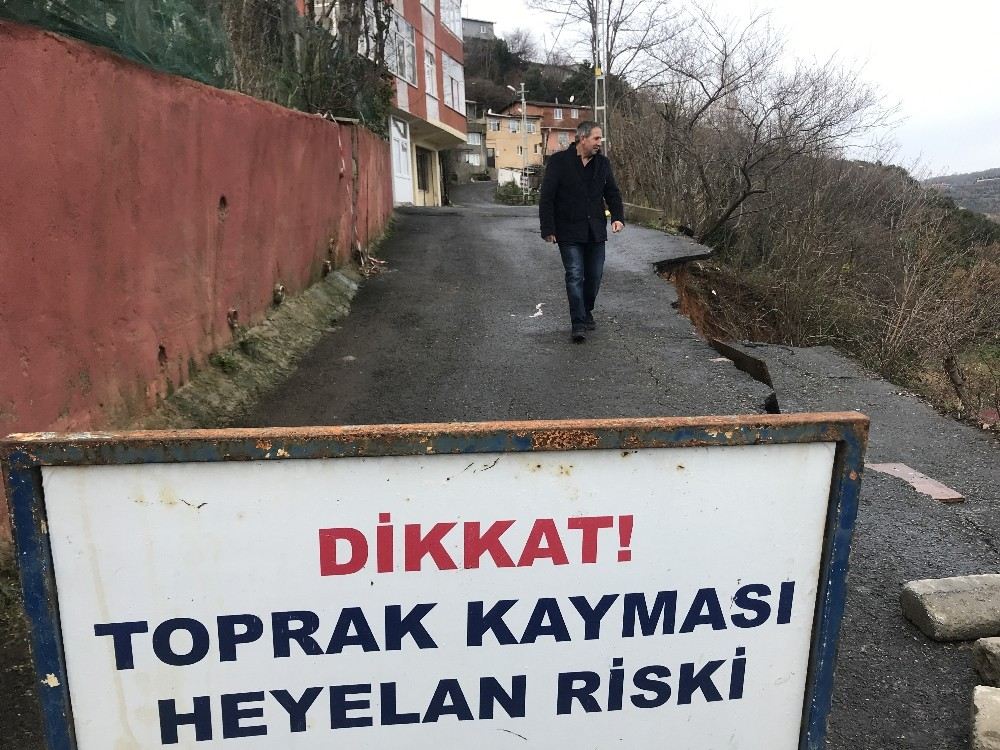 (Özel) Sarıyerde Yol Çöktü, Vatandaşlar Günlerdir Mağdur