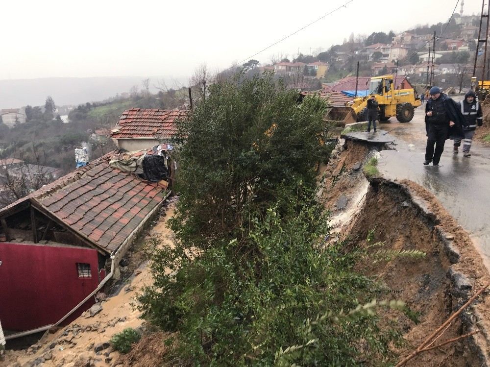 (Özel) Sarıyerde Yol Ve İstinat Duvarı Çöktü, Yol Trafiğe Kapandı