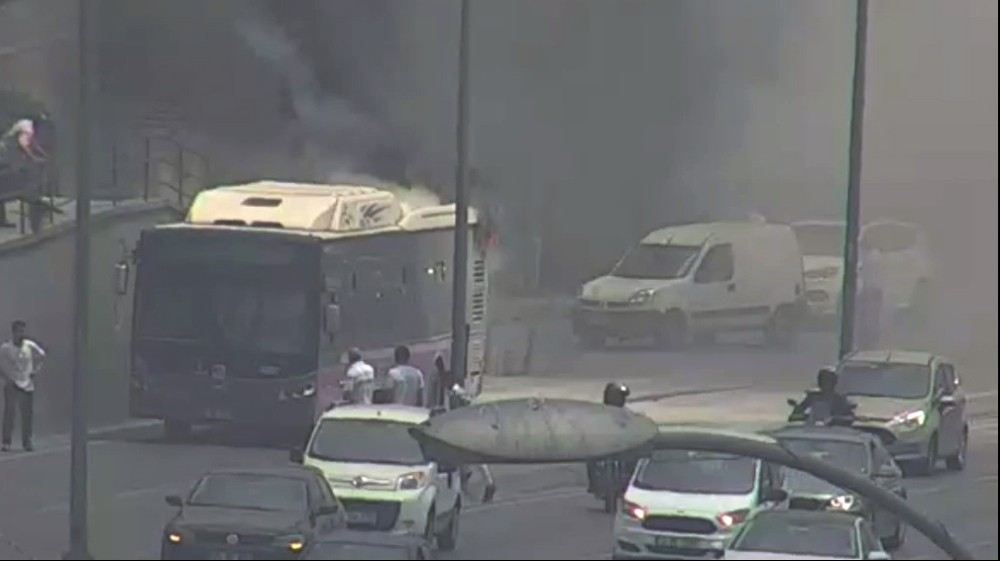 (Özel) Seyir Halindeki Otobüs Alev Aldı, Vatandaşlar Yangın Tüpleriyle Müdahale Etti