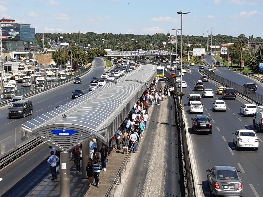 (Özel) Şirinevlerde Bir Genç Metrobüsün Altında Kaldı