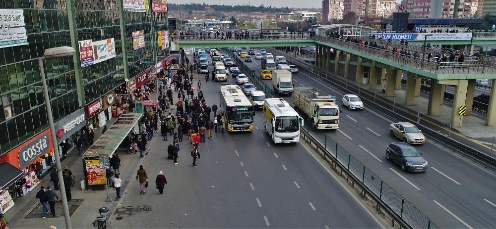 (Özel) Şirinevlerde Otobüs Durağı Trafiği Havadan Görüntülendi