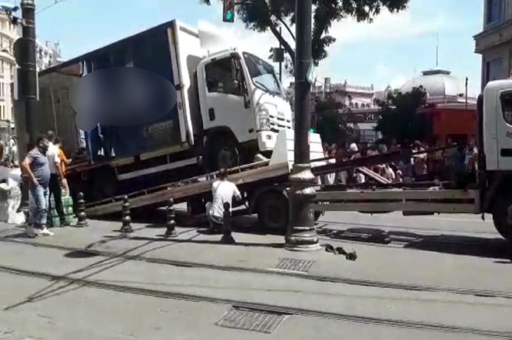 (Özel) Sirkecide Yolda Kalan Kamyonet Trafik Çekicisine Zor Anlar Yaşattı