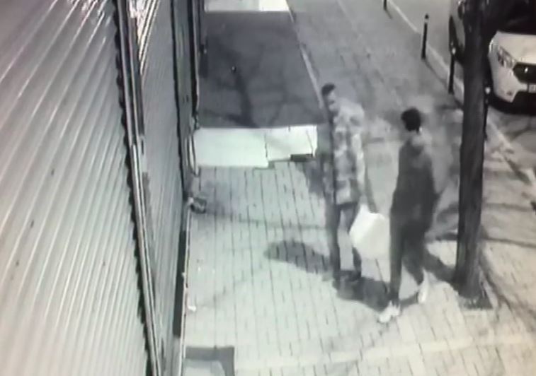 (Özel) Sokak Hayvanlarının Mama Kabını Çalan Hırsızlar Kamerada