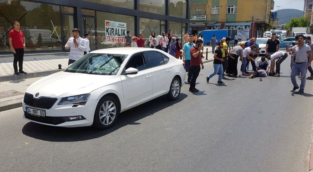 (Özel) Sultanbeylide Süratli Sürücü Karşıdan Karşıya Geçmeye Çalışan Kadına Çarptı