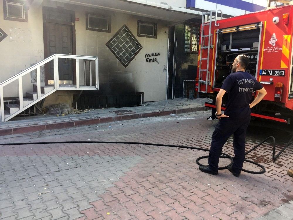 (Özel) Sultangazide 2 Katlı Binada Yangın