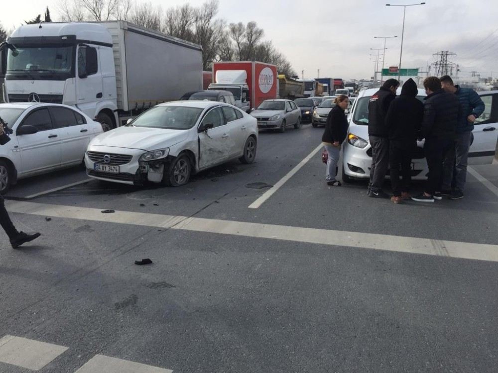 (Özel) Sultangazide Kaza Üstüne Kaza: Kilometrelerce Araç Kuyruğu Oluştu