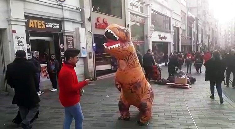 (Özel) Taksim Meydanında ?Dinazor? Şaşkınlığı