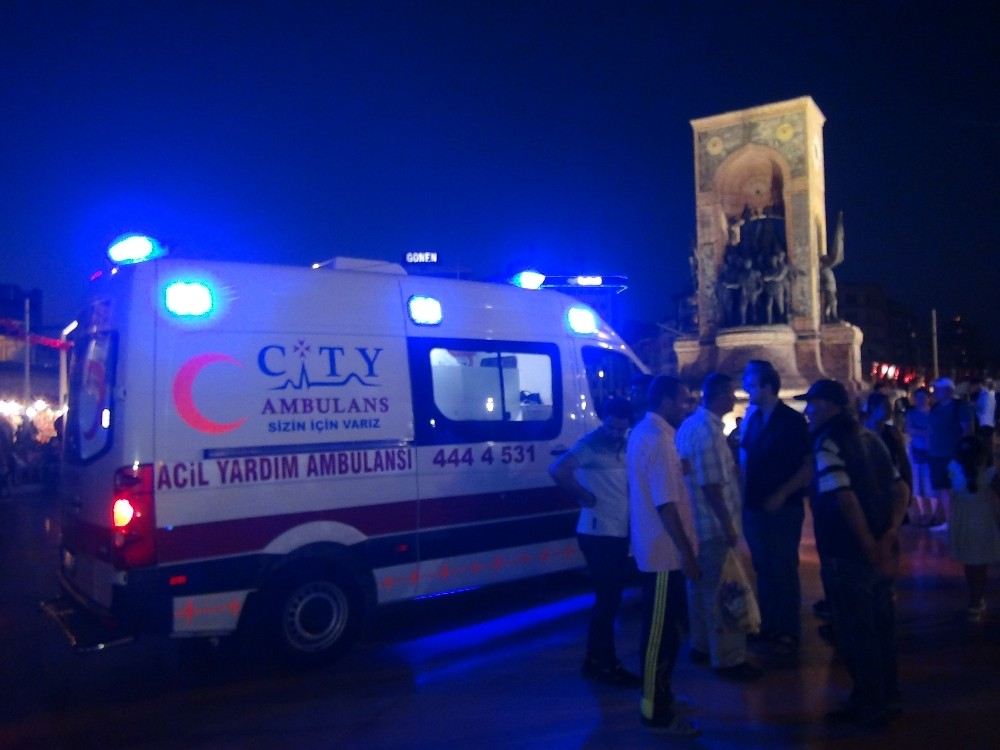 (Özel) Taksim Meydanında Epilepsi Krizi Geçiren Kadına Vatandaşlar Müdahale Etti