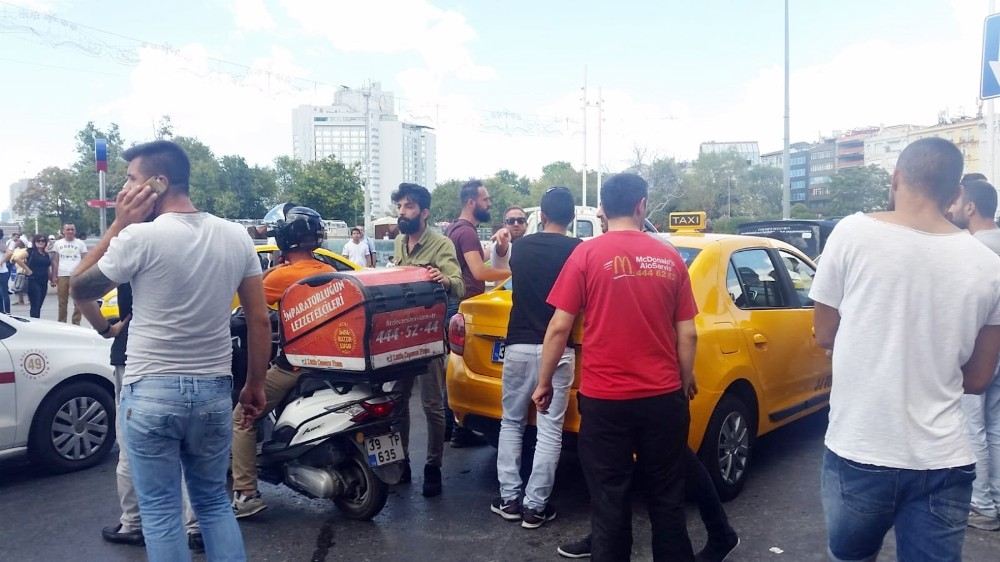 (Özel) Taksim Meydanında Taksicilerle Kuryenin Kavgası Kamerada