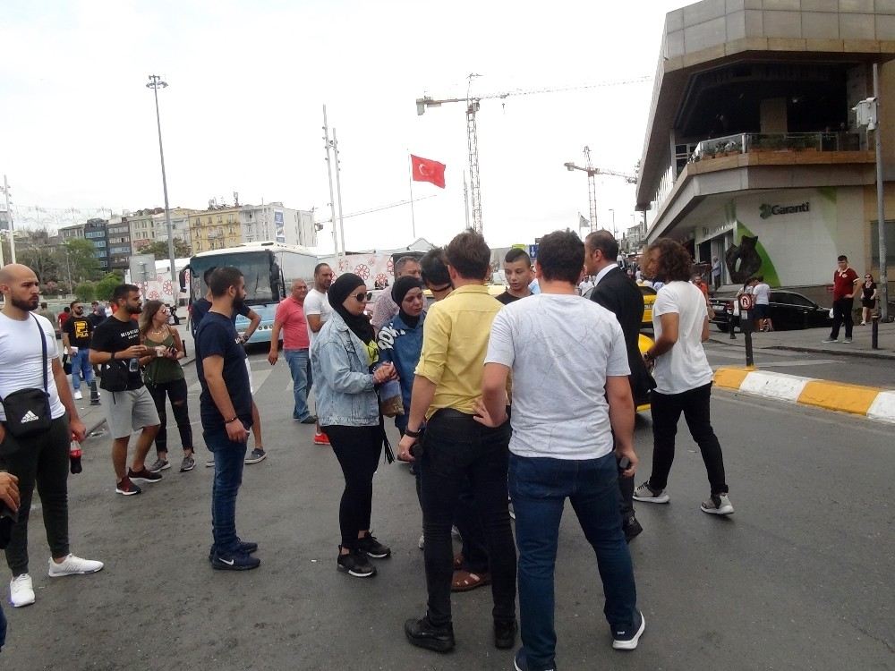 (Özel) Taksim Meydanında Taksiciyle Kadın Turist Arasında Arbede Yaşandı