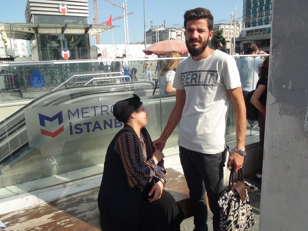 (Özel) Taksim Meydanında Turistlerden Para Çalan Yabancı Uyruklu Kadın Yakalandı