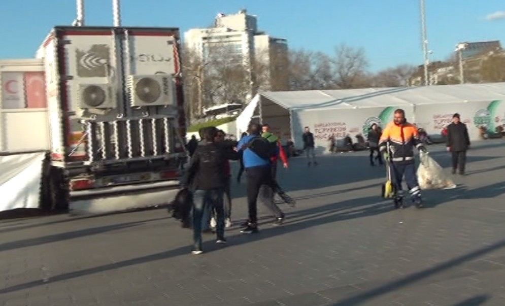 (Özel) Taksim Meydanında Yumruk Yumruğa Kavga Kamerada