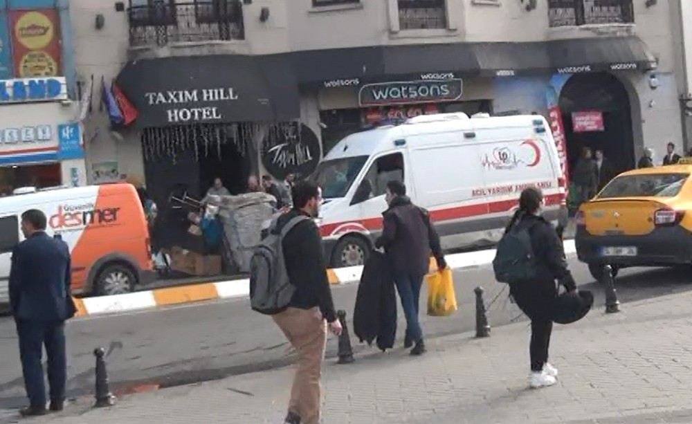 (Özel) Taksimde Ambulansa Geçit Yok