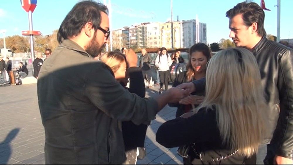 (Özel) Taksimde Atatürk Portresiyle Duygu Sömürüsüne Gözaltı
