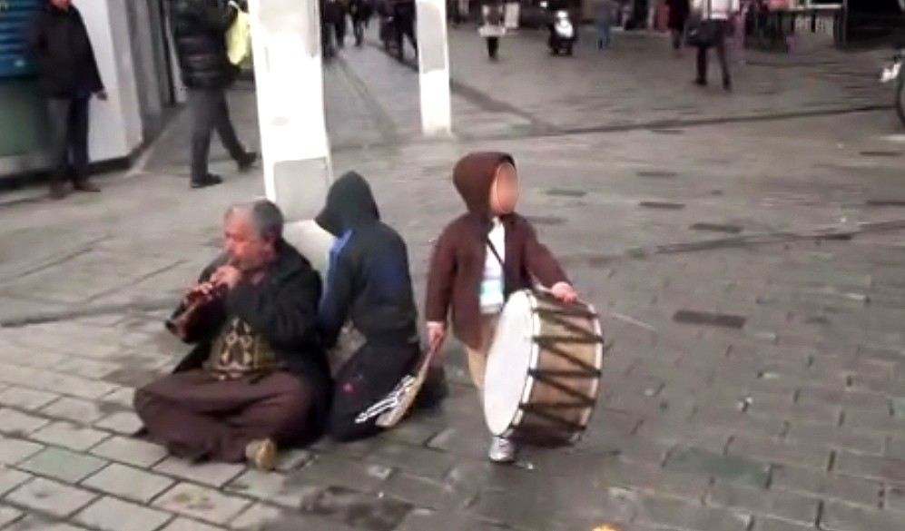 (Özel) Taksimde Çocuklarıyla Zurna Çalan Adamdan İlginç Savunma