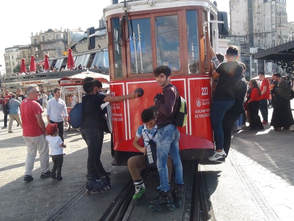 (Özel) Taksimde Nostaljik Tramvayın Arkasına Takılan Patenli Gençlerin Tehlikeli Oyunu Kamerada