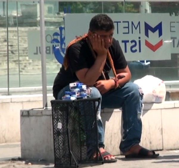 (Özel) Taksimde Sakat Rolü Yaparak Dilenen İranlı Şahıs Tepki Topladı