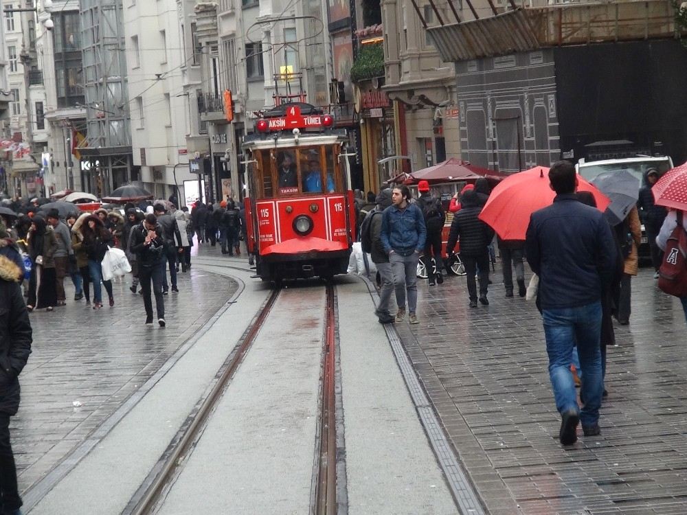 (Özel) Taksimde Soğuktan Donmak Üzere Olan Yaşlı Adam Son Anda Kurtarıldı