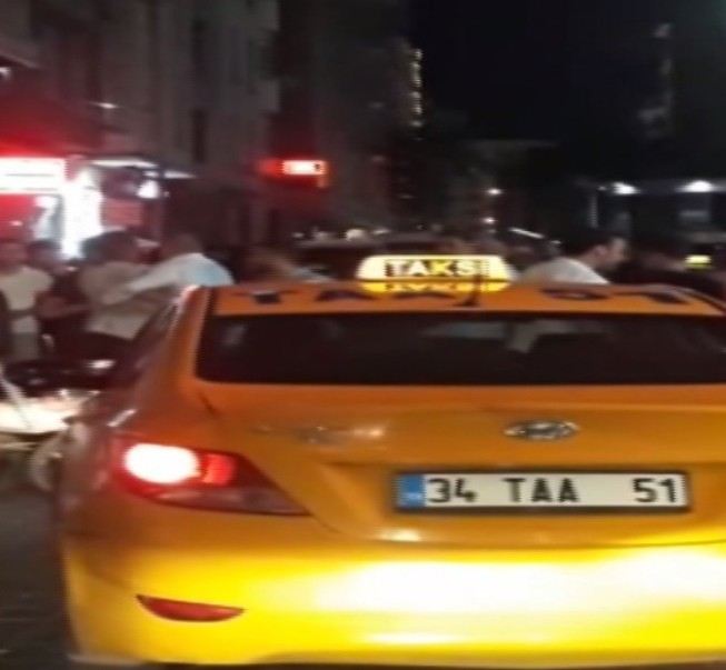 (Özel) Taksimde Taksicilerin Arap Turistlere Saldırısı Kamerada