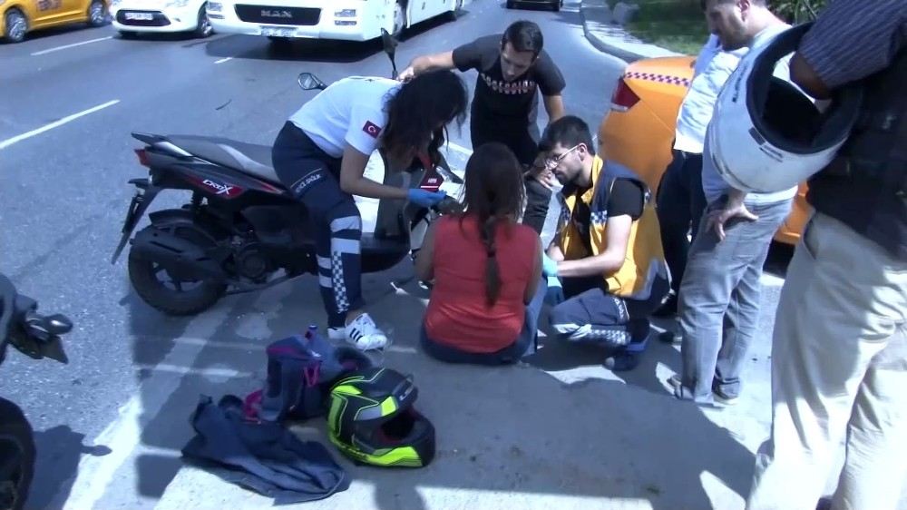 (Özel) Taksiyle Çarpışan Motosikletli Kadın, Aracın Ön Camına Düştü
