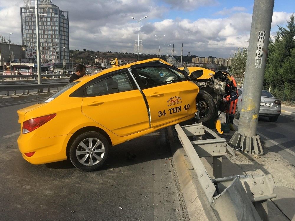 (Özel) Ticari Taksi, Çarptığı Bariyerlerde Askıda Kaldı