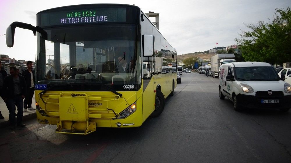 (Özel) Trafikte Tartıştığı İett Otobüs Şoförüne Sopayla Saldırdı