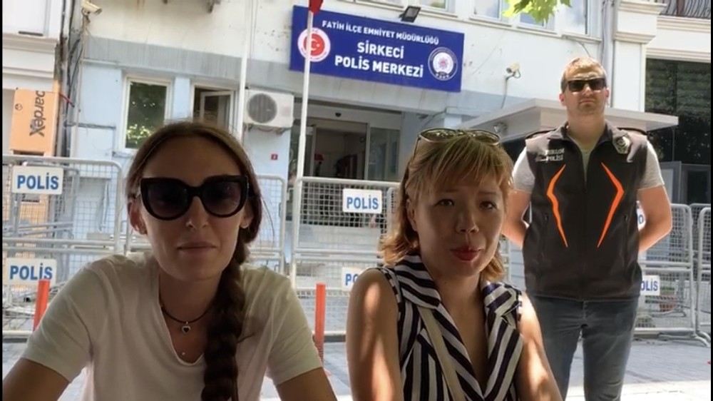 (Özel) Turizm Polisi Rus Kadın Turistin Kolyesini Çalan Hırsızları 24 Saat Geçmeden Yakaladı