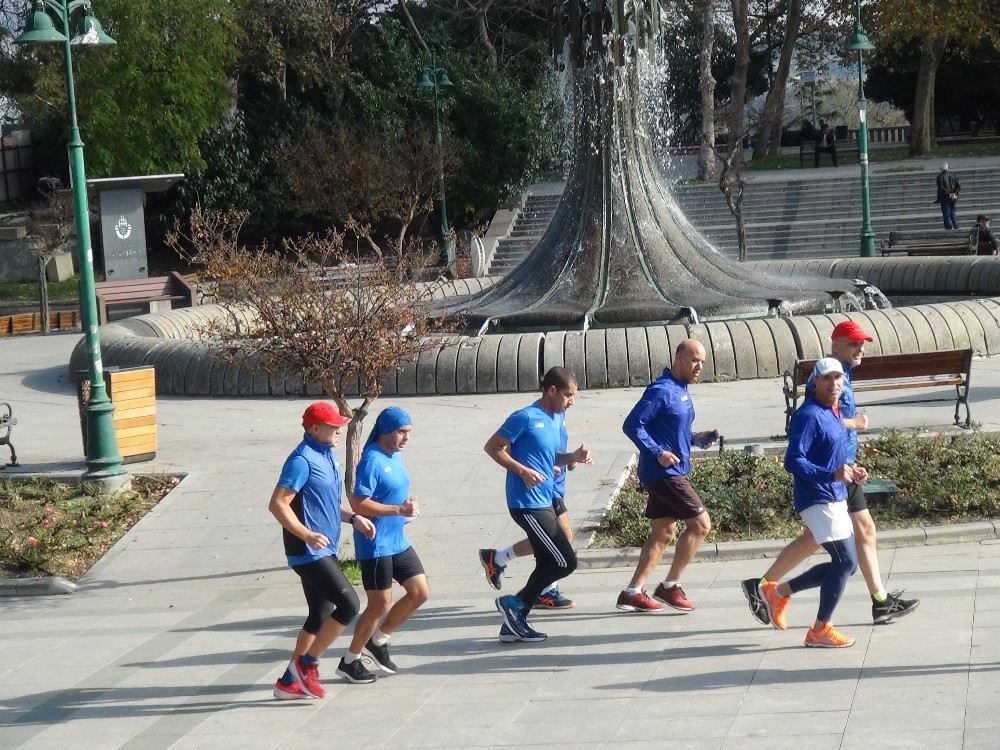 (Özel) Vodafone İstanbul Maratonu İçin İstanbula Gelen Faslılar, Taksim Meydanında Antrenman Yaptı