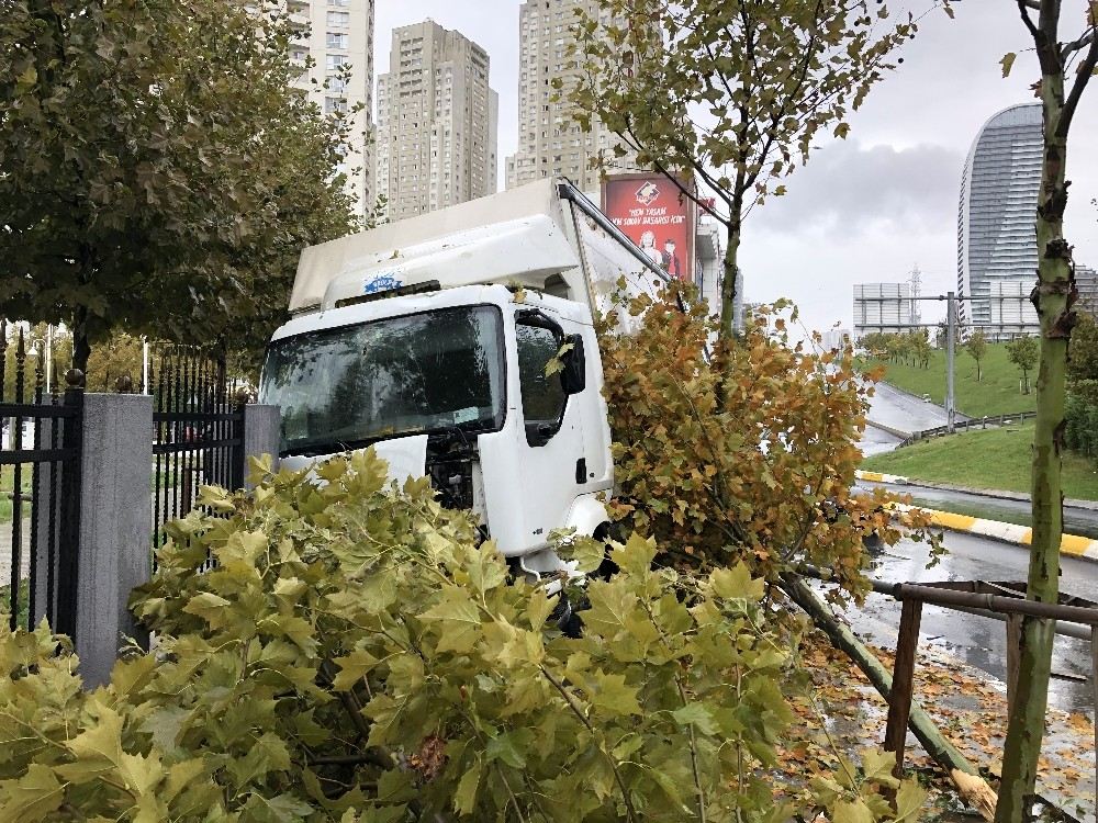 (Özel) Yağmurun Etkisiyle Yoldan Çıkan Kamyon Kamerada