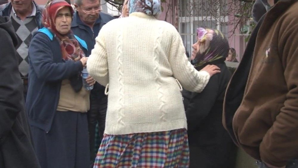 (Özel) Yangın Çıkan Evdeki Yaşlı Kadını Komşuları Kurtardı