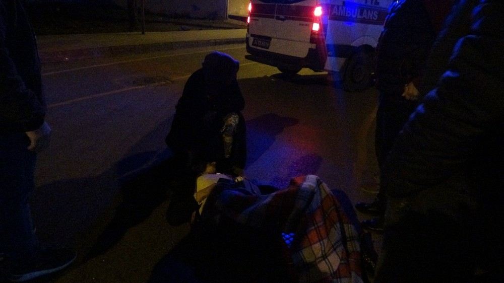 (Özel) Yaralı Kadın Üşümesin Diye Üzerine Battaniye Örtüp Ambulansı Beklediler