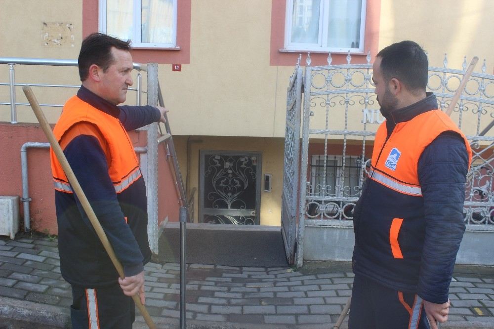 (Özel) Yolda Bulduğu İçi Para Dolu Cüzdanı Sahibine Teslim Eden Temizlikçi İnsanlık Ölmemiş Dedirtti