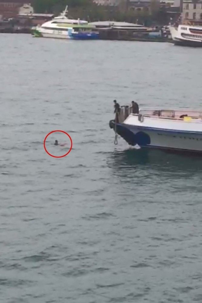 (Özel)Karaköyde Denize Düşen Bir Şahısın Kurtarılma Anları Kamerada